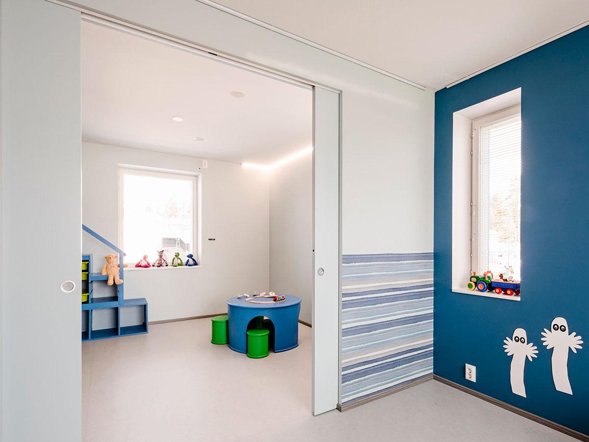 Liukuovien avulla lastenhuone voidaan helposti jakaa kahdeksi yksityiseksi tilaksi tai yhdistää yhdeksi isoksi